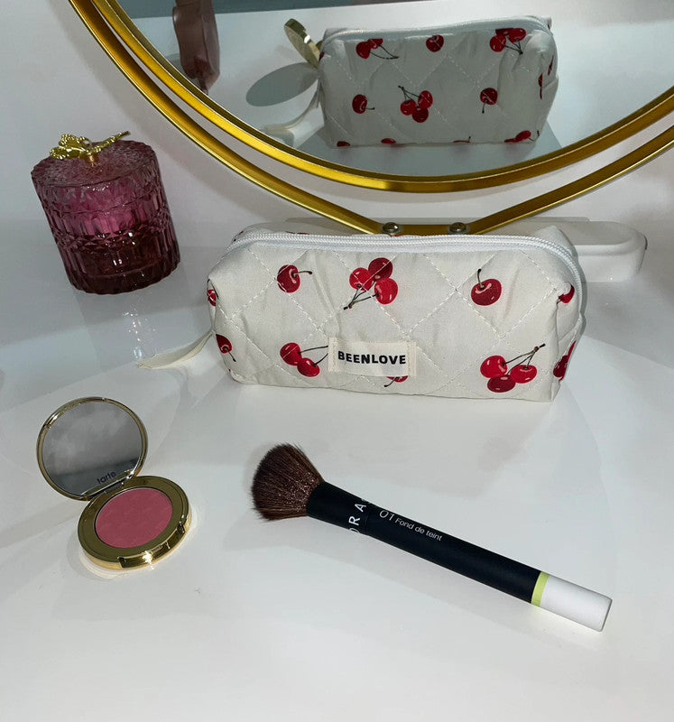 1a Lot d’une Trousse (motif cerises) de toilette & une pochette maquillage