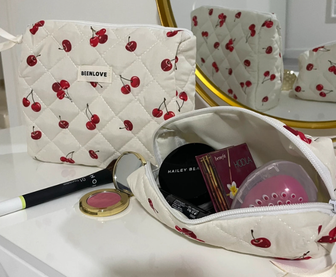 1 Grande trousse matelassée cerises (derrière)
