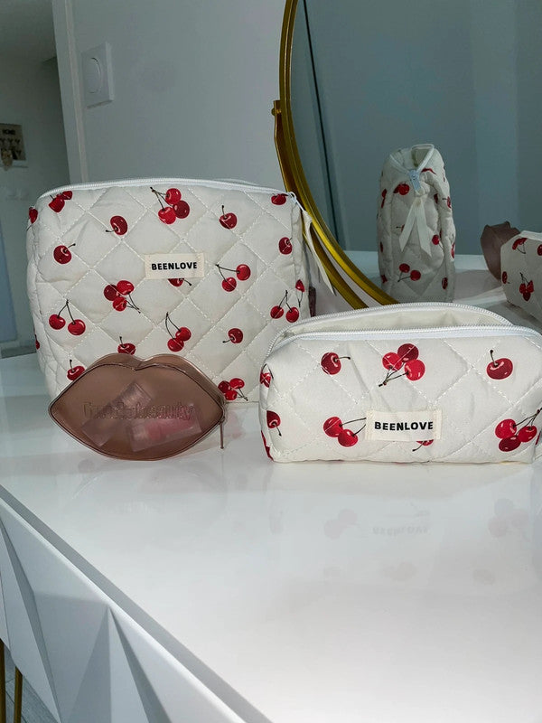 1a Lot d’une Trousse (motif cerises) de toilette & une pochette maquillage