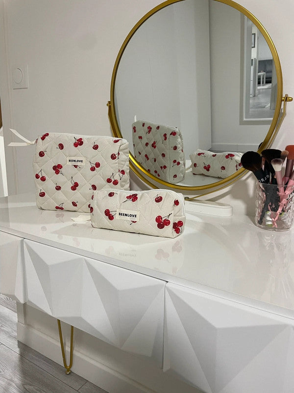 1a Lot d’une Trousse (motif cerises) de toilette & une pochette maquillage